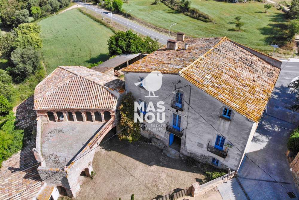 masía empordà en venta en la costa brava por residencial mas nou