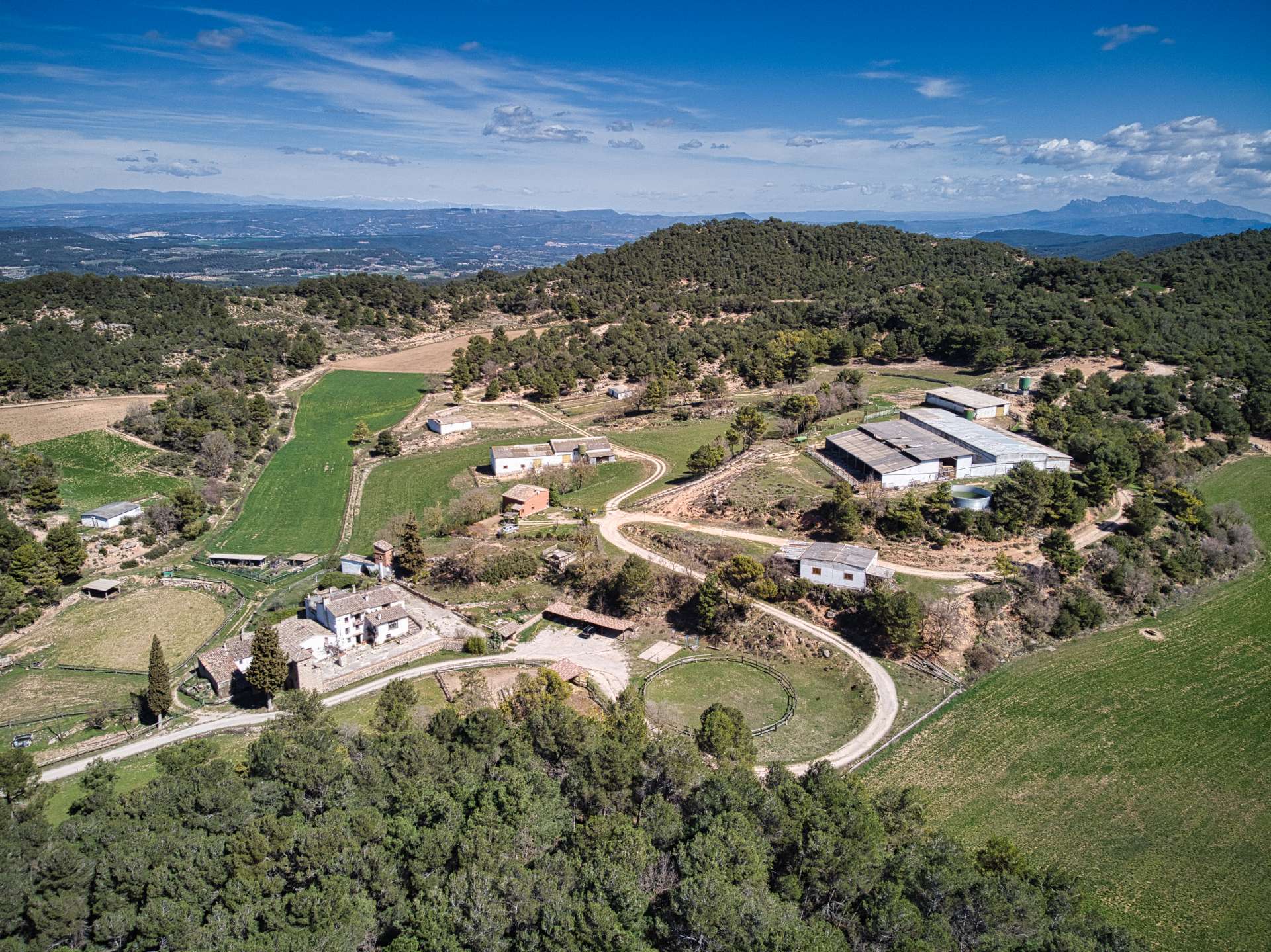 Descubra la España rural desde las alturas -el lugar perfecto para comprar hoteles en España-, con sinuosas carreteras, campos, pueblos y exuberantes colinas.